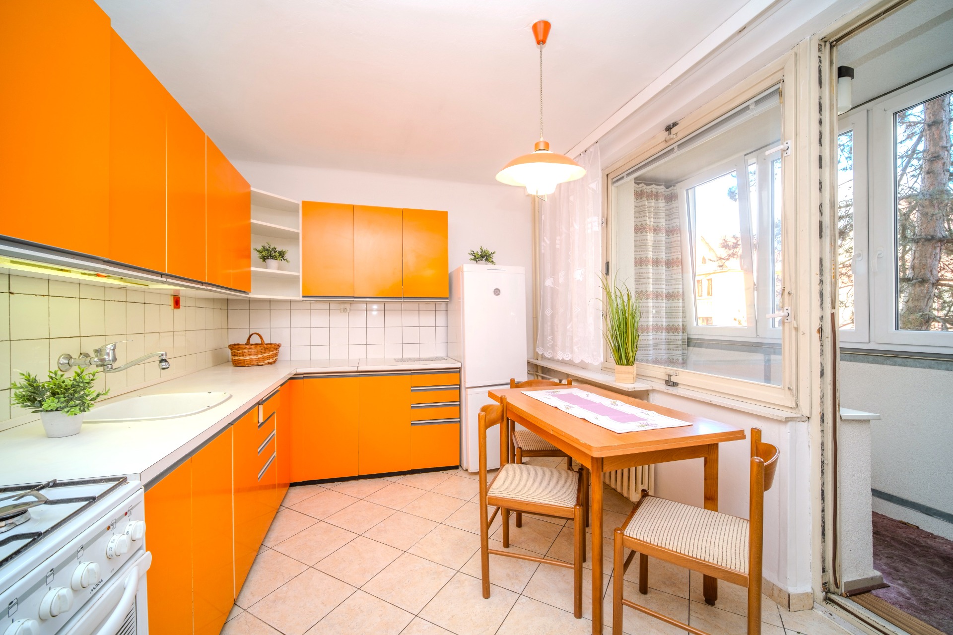 Kuchyně s lodžií s výhledem do Lipenské ul...