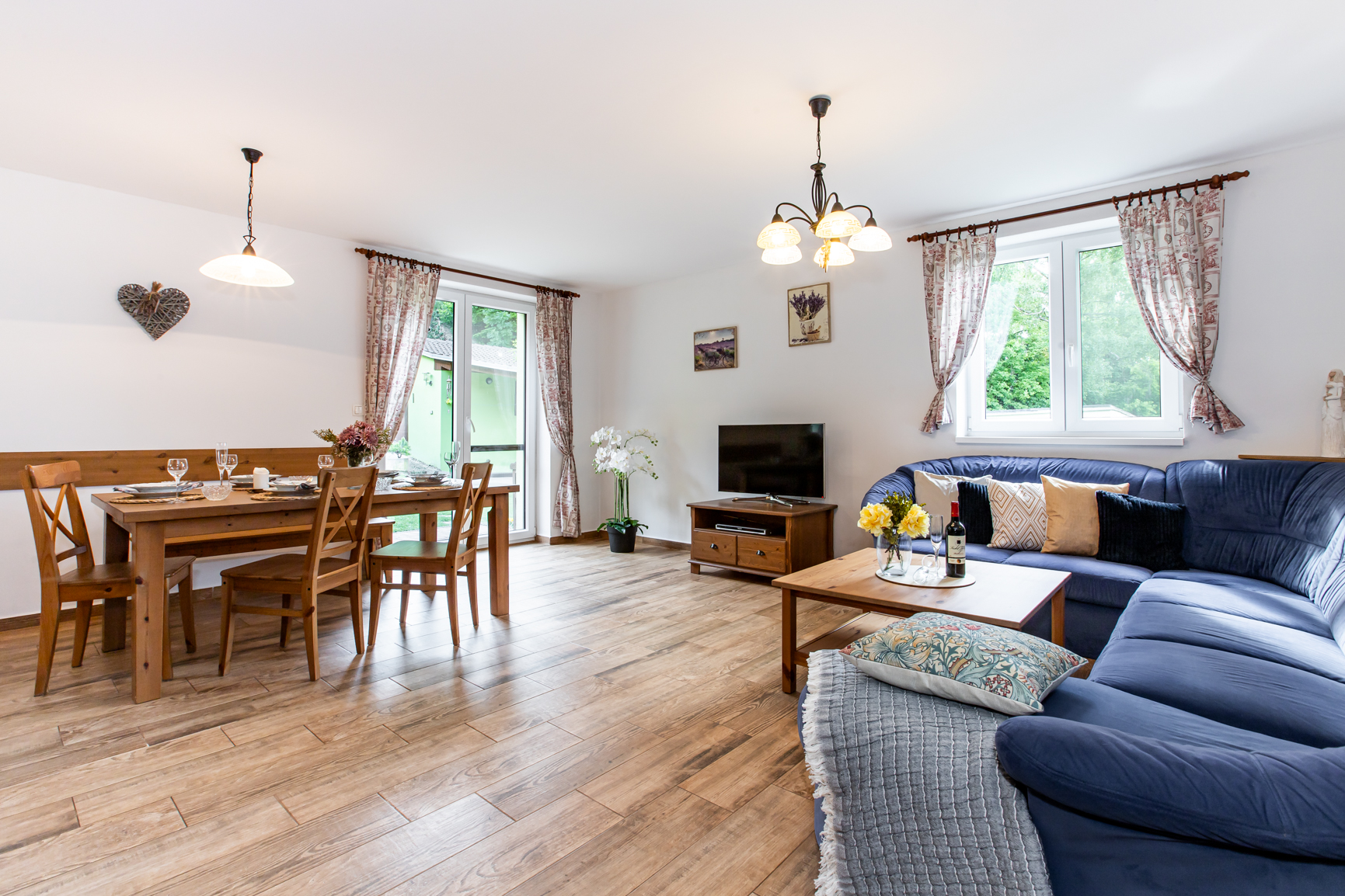 PRODÁNO😊pohled do obývací části s jídelnou a přímým vstupem na terasu a zahradu...